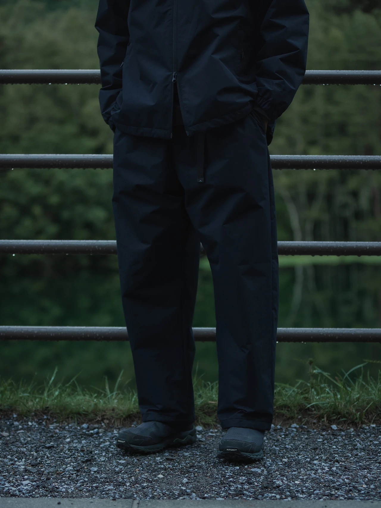 GORE-TEX WINDSTOPPER TRACK JACKET 着用イメージ(脚元)